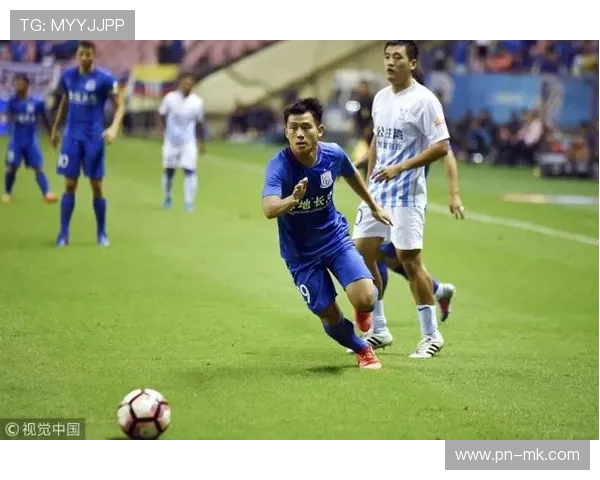 足球球星亲骑自行车展现别样风采助力环保运动精神