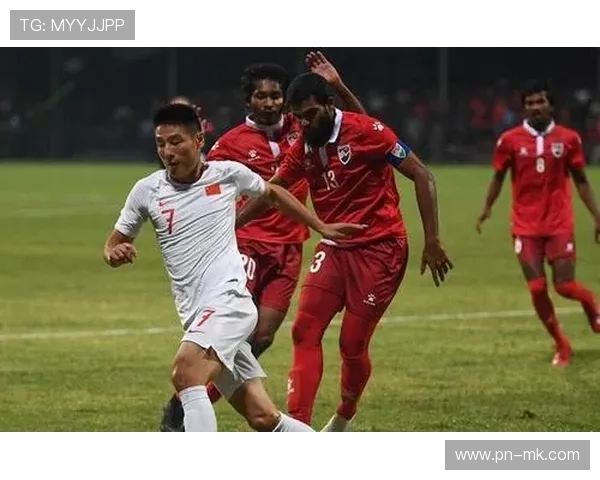 足球球星清晨帅气登场，朝阳下的动感与活力迎接新的一天